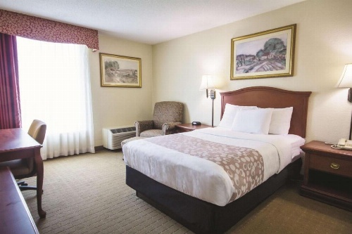 La Quinta Inn & Suites by Wyndham Downtown Conference Center image 1
