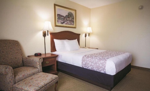 La Quinta Inn & Suites by Wyndham Downtown Conference Center image 3