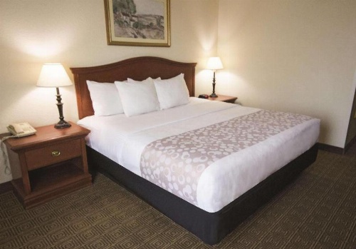 La Quinta Inn & Suites by Wyndham Downtown Conference Center image 4