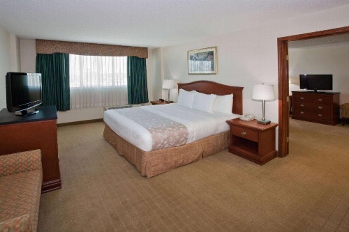 La Quinta Inn & Suites by Wyndham Downtown Conference Center image 8