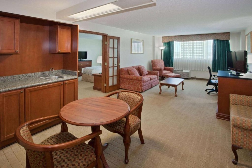 La Quinta Inn & Suites by Wyndham Downtown Conference Center