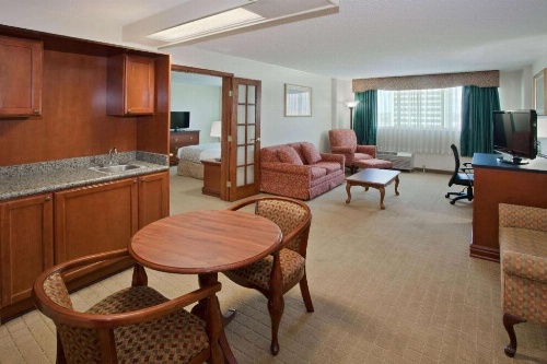 La Quinta Inn & Suites by Wyndham Downtown Conference Center image 9